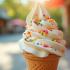 Een heerlijke softijsje met kleurrijke sprinkles