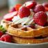 Een heerlijke stapel wafels met aardbeien en slagroom