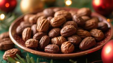 Een heerlijke verzameling van met chocolade bedekte noten op een feestelijke tafel.