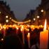 Een kaarsverlichte processie tijdens Goede Vrijdag in een Belgische stad.