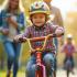 Een kind leert fietsen in een park met ouders die toekijken.