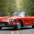 Een klassieke Corvette geparkeerd op een schilderachtige weg.