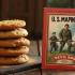 Een klassieke poster van de U.S. Marines met een stapel Devil Dog cakes