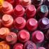 Een kleurrijk assortiment nagellakflessen.