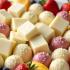 Een kleurrijk assortiment van witte chocoladetruffels en desserts.