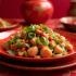 Een kleurrijk bord chop suey op een rood Chinese tafel