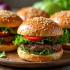 Een kleurrijk bord met diverse veggie burgers en verse ingrediënten