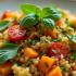 Een kleurrijk couscousgerecht versierd met verse kruiden en groenten