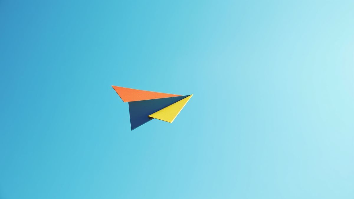 Een kleurrijk origami papier vliegtuigje in de lucht