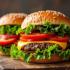 Een kleurrijke hamburger met verse ingrediënten.