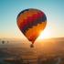 Een kleurrijke luchtballon in de lucht boven een prachtig landschap