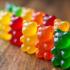 Een kleurrijke mix van gummy beren op een houten tafel