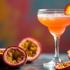 Een kleurrijke passievrucht martini met vers gesneden passievrucht