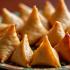 Een kleurrijke presentatie van verschillende samosa's op een traditioneel Indiaas bord.