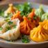 Een kleurrijke schotel met dumplings in verschillende vormen en vullingen