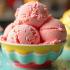 Een kleurrijke scoop Spumoni-ijs in een kom