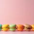 Een kleurrijke selectie van macarons op een pastelkleurige achtergrond