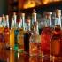 Een kleurrijke selectie van verschillende likeuren op een bar