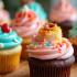 Een kleurrijke variatie van cupcakes op een houten tafel.