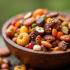 Een kleurrijke variëteit van trailmix in een rustieke houten kom buiten