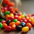 Een kleurrijke verzameling jelly beans verspreid op een houten tafel.