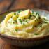 Een kom aardappelpuree met bieslook en boter.