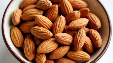 Een kom met verschillende amandelbereidingen