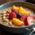 Een kom warme havermout met fruit en noten
