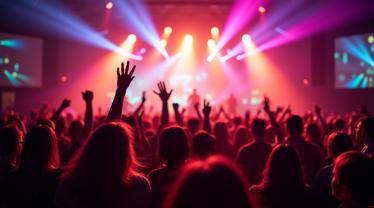Een levendig concert met een juichende menigte en kleurrijke lichten