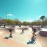 Een levendig skatepark met skaters die tricks uitvoeren