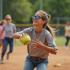 Een levendig softbalspel in een lokaal park, waar diverse spelers samen genieten van de sport