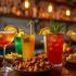 Een levendige bar met cachaça cocktails en Braziliaanse gerechten.