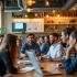 Een levendige coworking ruimte met mensen die samenwerken.