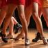 Een levendige groep tapdansers in actie.