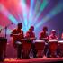 Een levendige viering van drummers in concert.