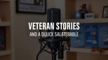 Een microfoon voor podcasts met militaire souvenirs op de achtergrond.