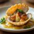 Een mooi gepresenteerd bord Coquilles Saint Jacques.