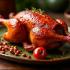 Een prachtig geroosterde Peking eend gepresenteerd op een traditionele Chinese schaal met decoratieve garnering