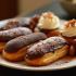 Een prachtig geserveerd bord met chocolade éclairs