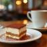 Een prachtig geserveerde tiramisu in een café