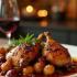 Een prachtig opgemaakte borden Coq Au Vin met rode wijn in een rustieke keuken.