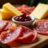 Een prachtige charcuterieplank met verschillende soorten salami en kaas.