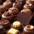 Een prachtige opstelling van chocolade met verschillende soorten chocolade en nagerechten.