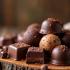 Een prachtige schikking van Belgische chocolade op een rustieke houten tafel