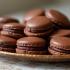 Een schotel met zelfgemaakte chocolade macaron