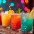 Een selectie van feestelijke cocktails op een tafel.