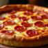 Een smakelijke Chicago-stijl deep dish pizza met rijke toppings.