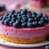 Een verleidelijke blauwe bessen cheesecake op een feestelijke tafel