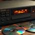 Een vintage CD-speler omringd door CD's