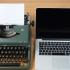 Een vintage typemachine naast een moderne laptop